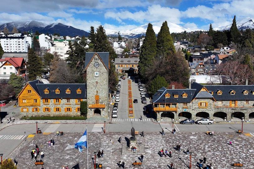 El Centro Cívico de San Carlos de Bariloche con el lago Nahuel Huapi al fondo