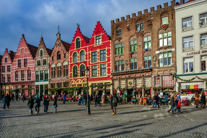 Las casas de colores de la plaza Grote Markt de Brujas, Bélgica