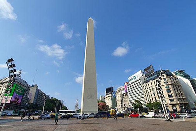 El Obelisco de Buenos Aires en la avenida 9 de Julio, Argentina