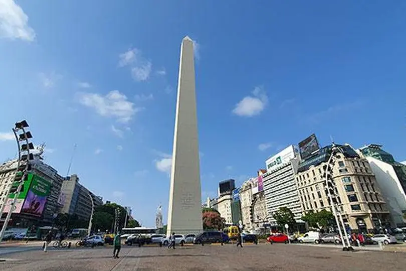 El Obelisco de Buenos Aires en la avenida 9 de Julio, Argentina
