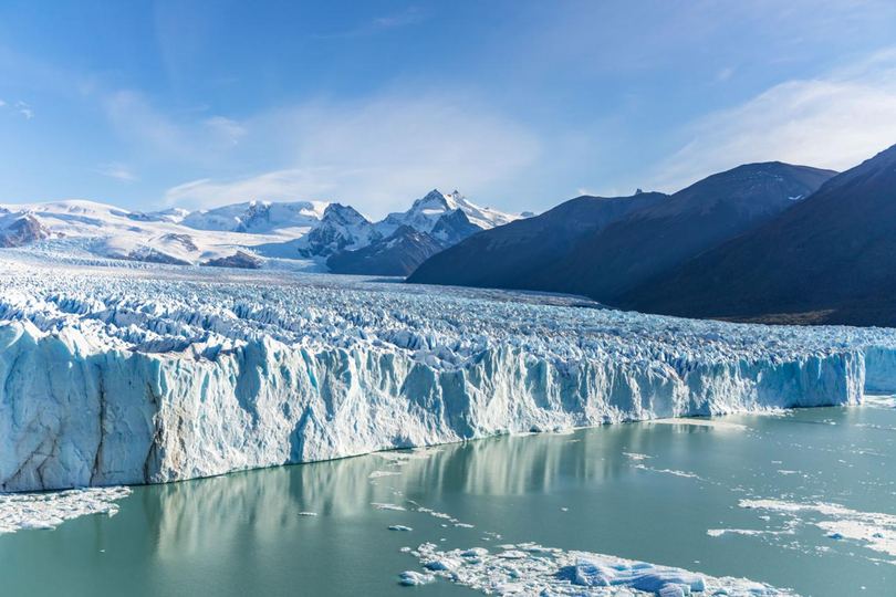 El frente de hielo del glaciar Perito Moreno sobre el lago Argentino, en El Calafate