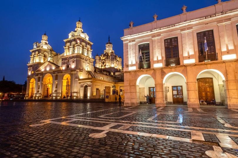 El Cabildo y la Catedral de Córdoba iluminados de noche, Argentina