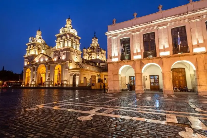 El Cabildo y la Catedral de Córdoba iluminados de noche, Argentina
