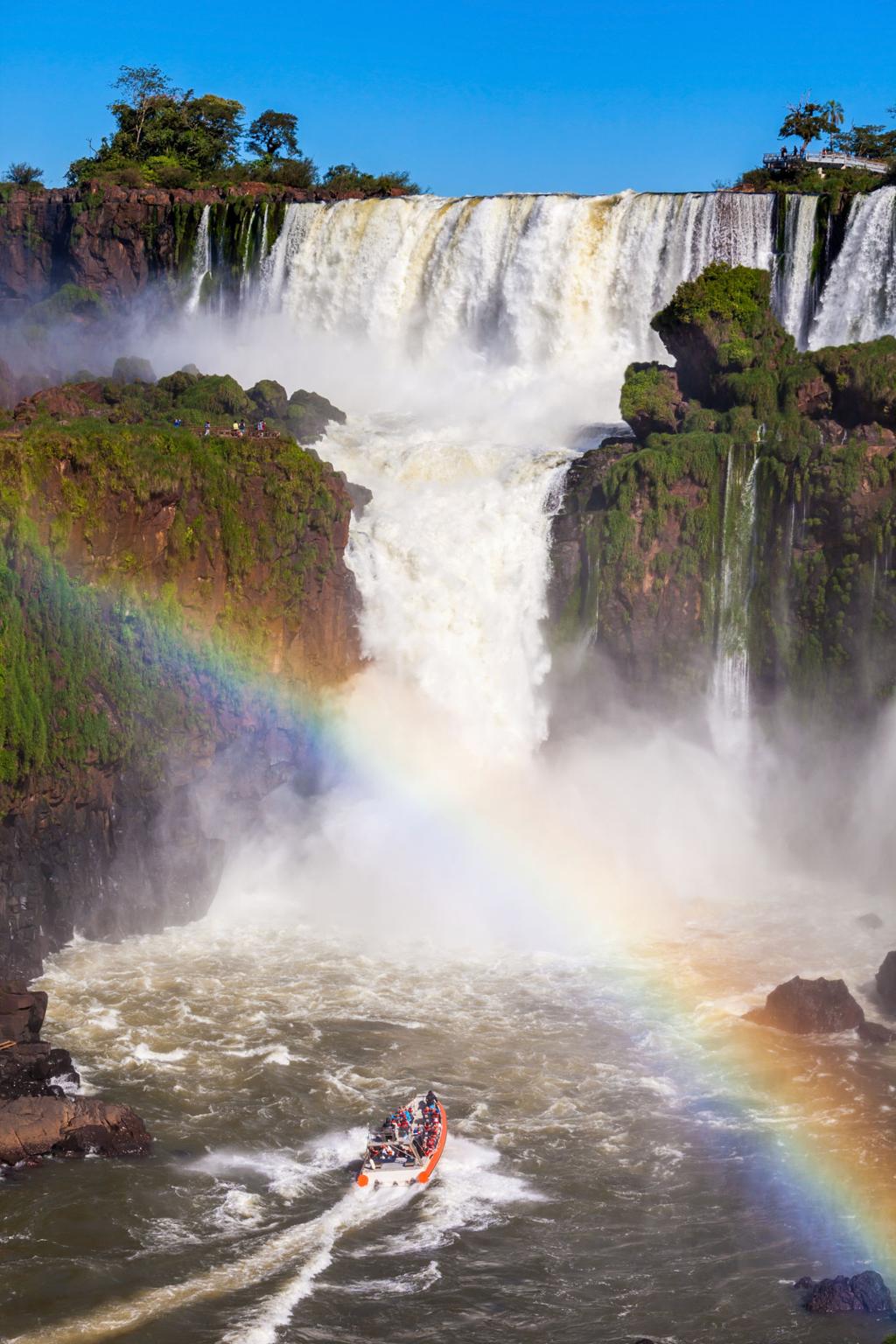 Cataratas del Iguazú con arcoíris y una lancha de paseo, Argentina