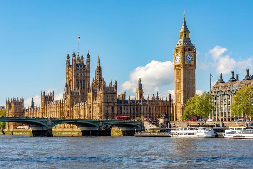 El Palacio de Westminster y el Big Ben sobre el río Támesis, en Londres, Inglaterra