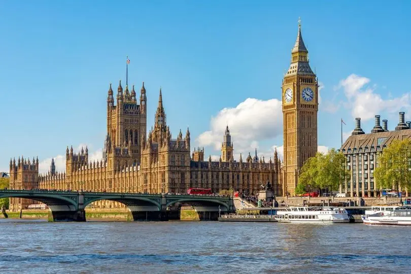 El Palacio de Westminster y el Big Ben sobre el río Támesis, en Londres, Inglaterra