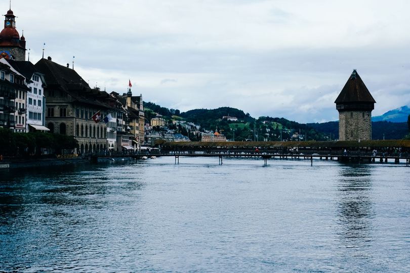 El puente de la Capilla y la torre del agua sobre el río Reuss, en Lucerna, Suiza