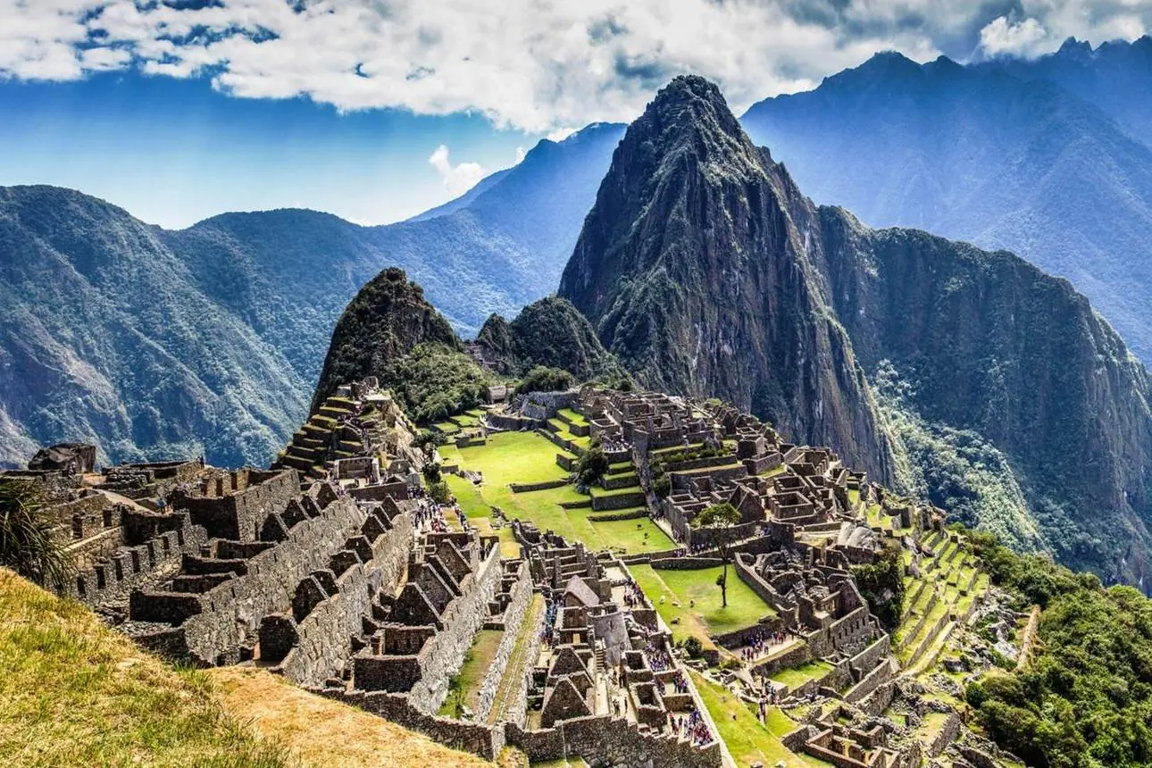La ciudadela inca de Machu Picchu con el Huayna Picchu al fondo, Perú