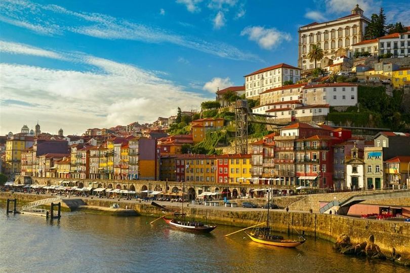 El barrio de la Ribeira sobre el río Duero, en Oporto, Portugal