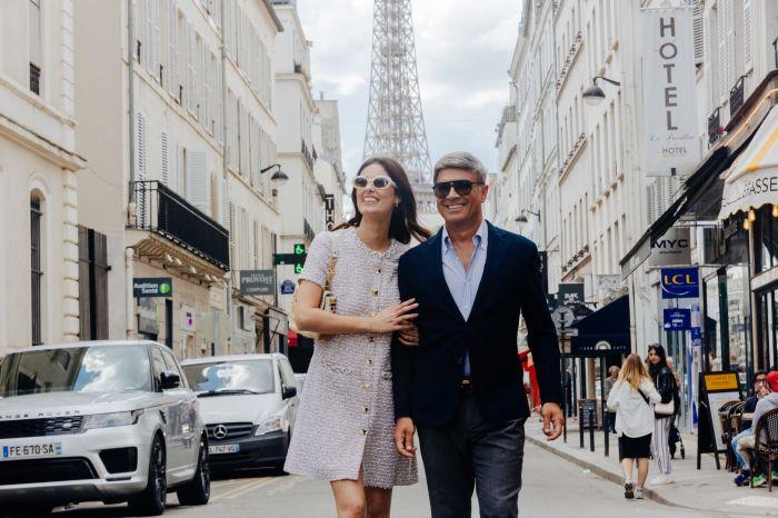 Pareja de viajeros caminando por una calle de París