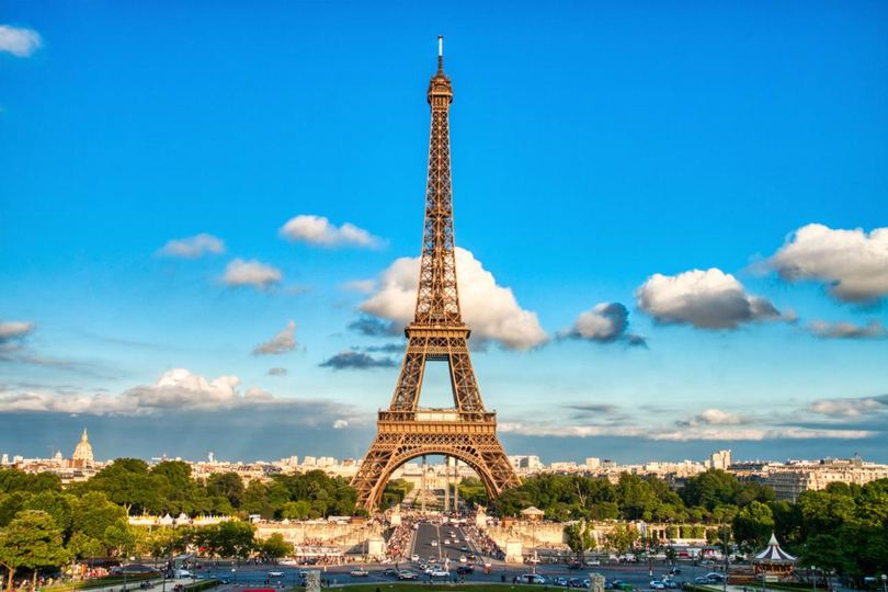 La Torre Eiffel vista desde los jardines del Campo de Marte, en París, Francia