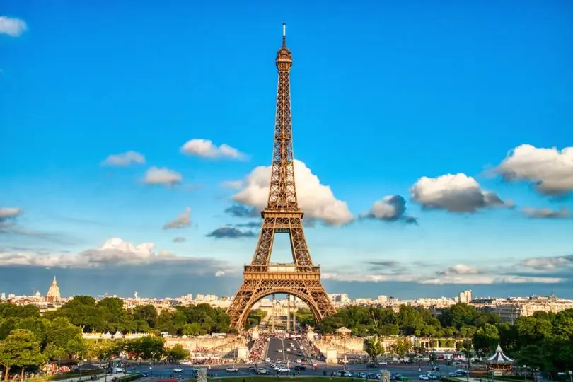 La Torre Eiffel vista desde los jardines del Campo de Marte, en París, Francia