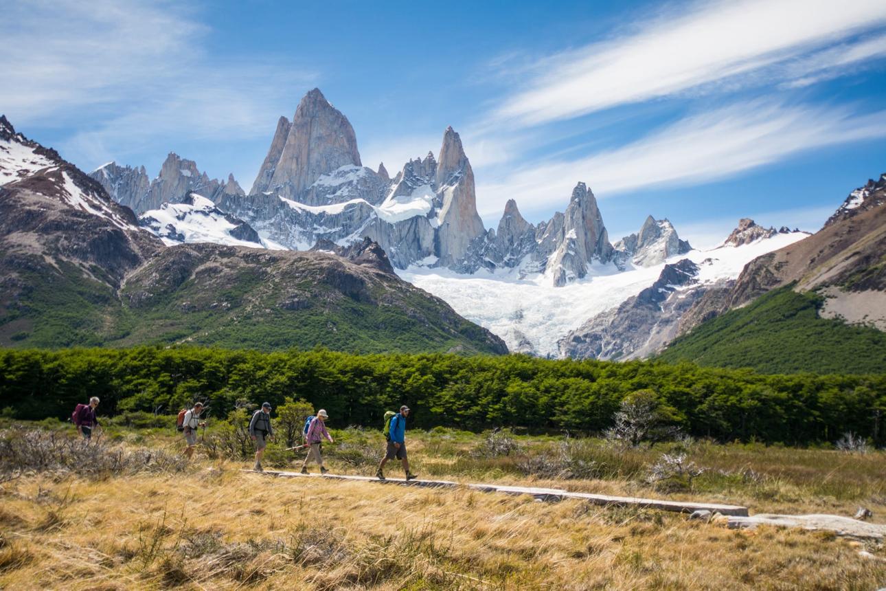 Grupo de viajeros caminando frente al monte Fitz Roy, Patagonia argentina
