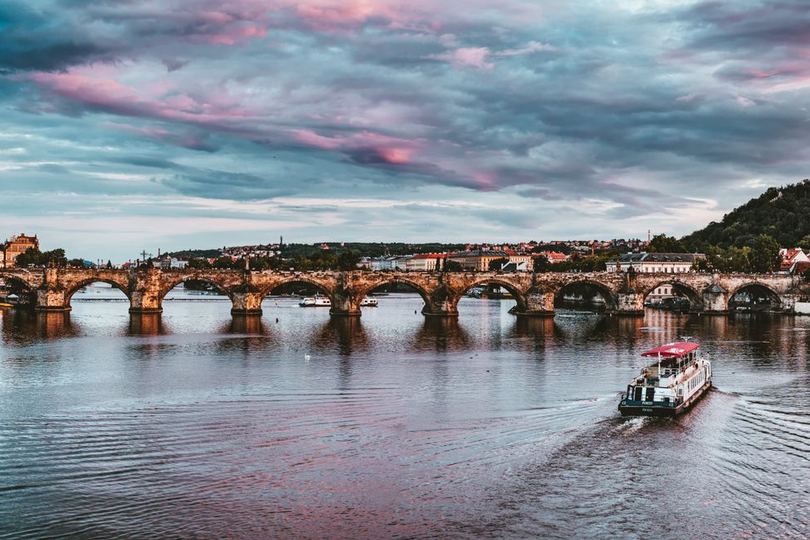 El puente de Carlos sobre el río Moldava, en Praga, República Checa