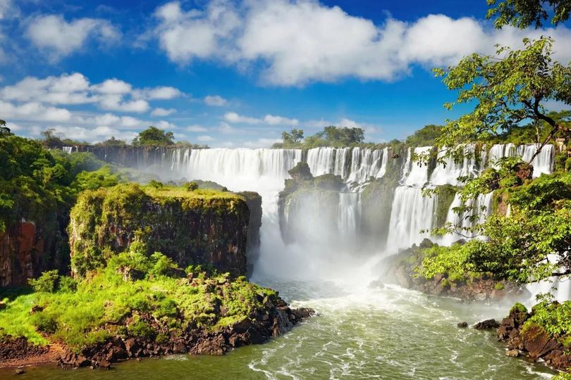 Un salto de las Cataratas del Iguazú rodeado de selva, en Puerto Iguazú