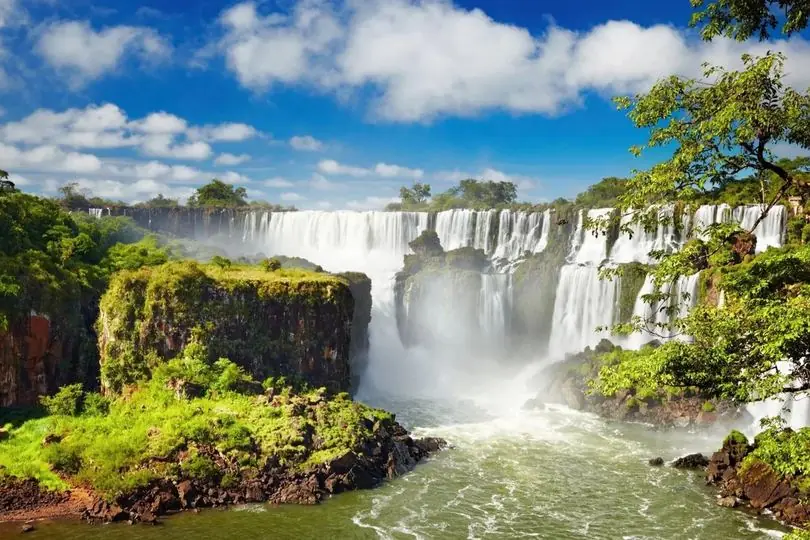 Un salto de las Cataratas del Iguazú rodeado de selva, en Puerto Iguazú