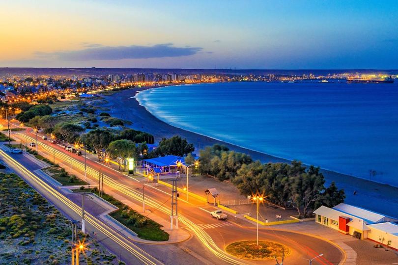La costanera de Puerto Madryn y el golfo Nuevo al atardecer, Península Valdés