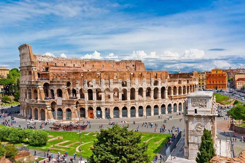 El Coliseo de Roma y el Arco de Constantino vistos desde lo alto, Italia