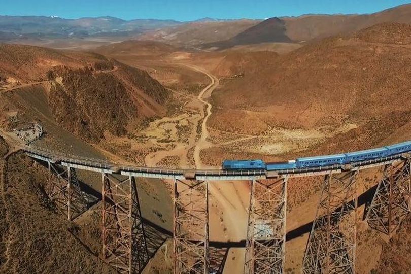 El Tren a las Nubes cruzando el viaducto La Polvorilla, en Salta