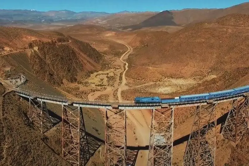 El Tren a las Nubes cruzando el viaducto La Polvorilla, en Salta