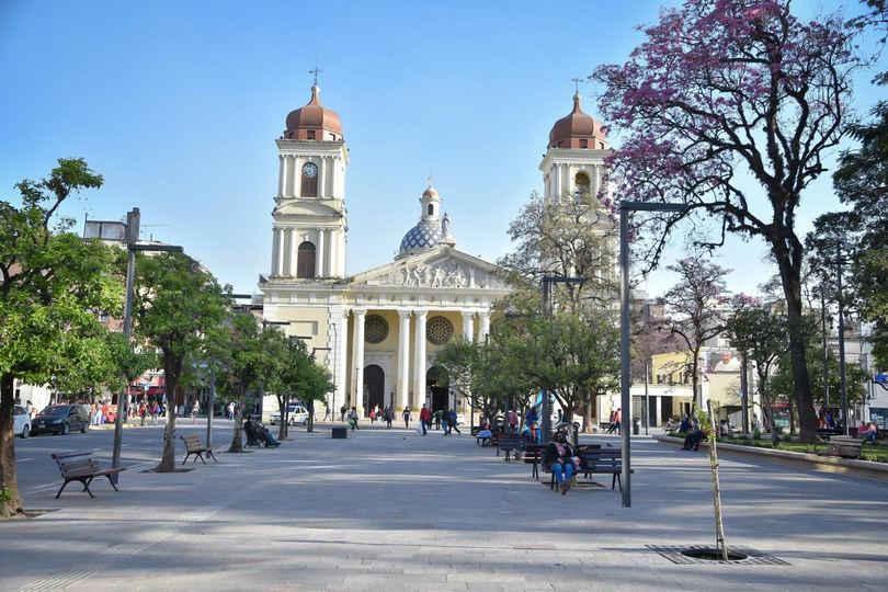 La catedral de San Miguel de Tucumán vista desde la plaza Independencia