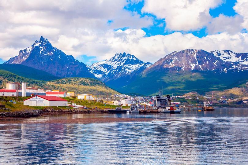 El puerto de Ushuaia frente a los montes nevados del canal Beagle, Tierra del Fuego