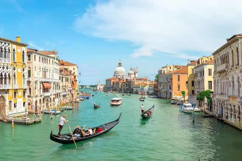 Góndolas en el Gran Canal de Venecia frente a la basílica de la Salud, Italia