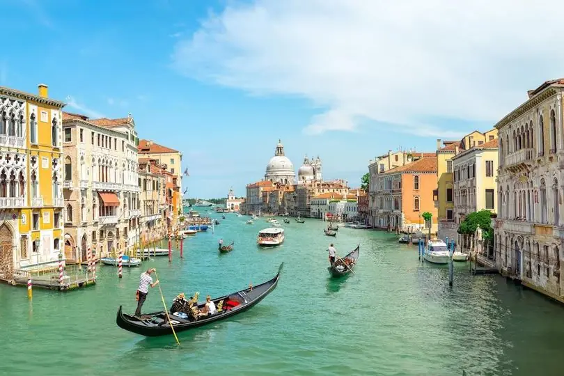 Góndolas en el Gran Canal de Venecia frente a la basílica de la Salud, Italia